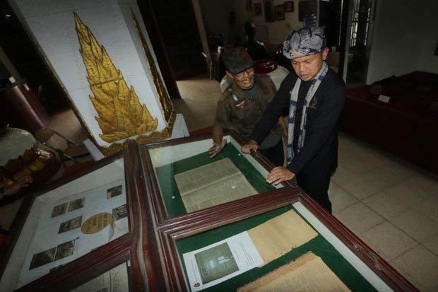 Dua Sekolah Dekat Prasasti...