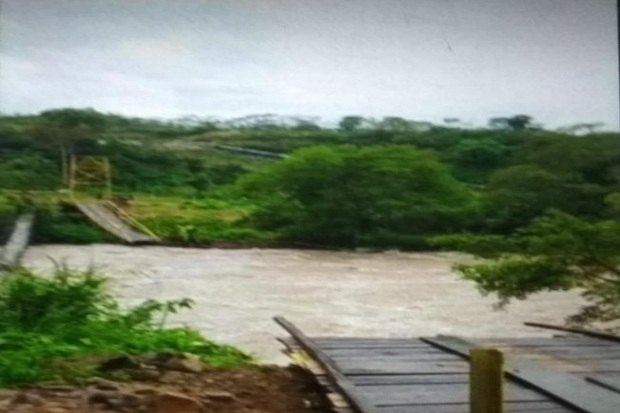 Banjir Bandang Hancurkan...