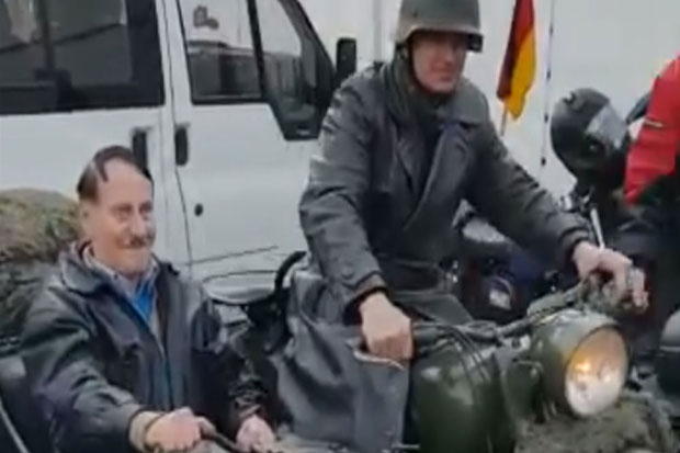Adolf Hitler Bergentayangan...