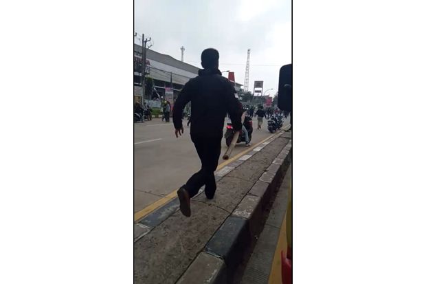 Bentrok Dua Kelompok...