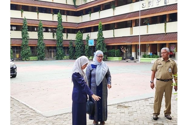 Siswi SMPN Jaktim Ditinggal...