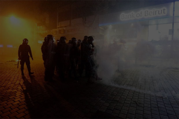 Demonstran Bentrok dengan...