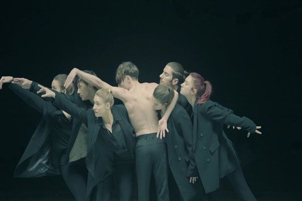 BTS Bagikan 9 Foto untuk...