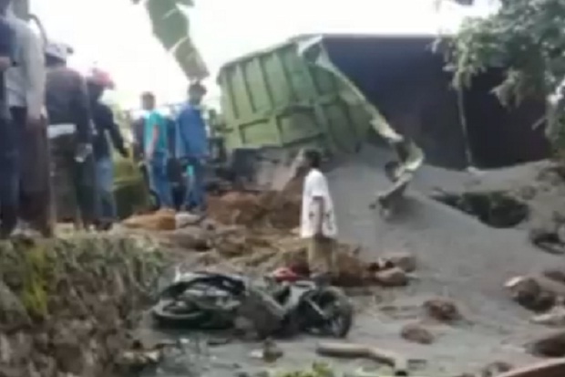Dump Truck Tabrak Dump...