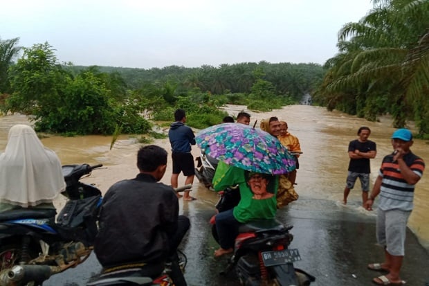 Banjir Putus Akses Jalan...