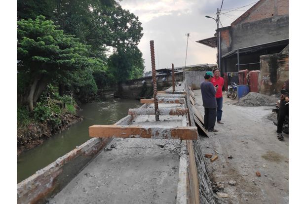 Perbaiki Tanggul Jebol,...
