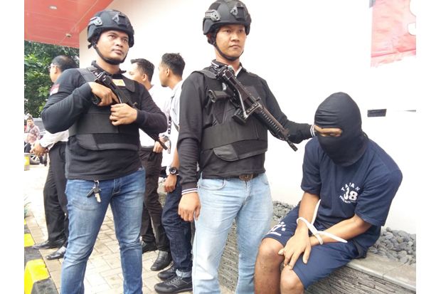 Polisi Tembak Perampok...