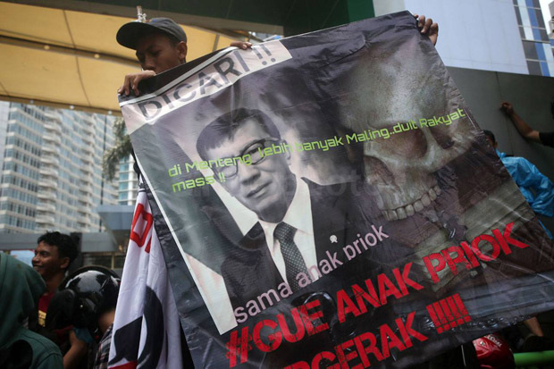 Diserbu Warga, Menteri...