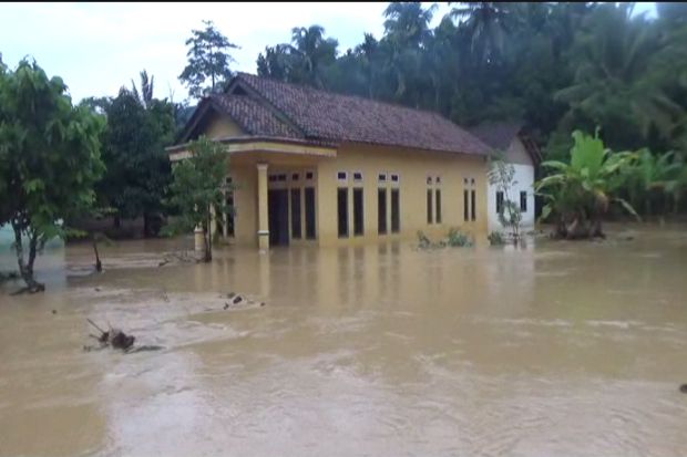 Tanggul Sungai Jebol,...