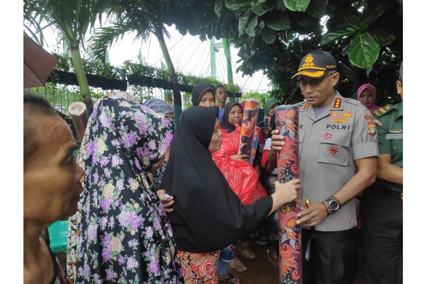 Rayakan Ultah ke-48,...
