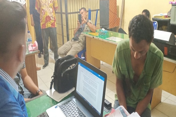 Tusuk Ibu Rumah Tangga...