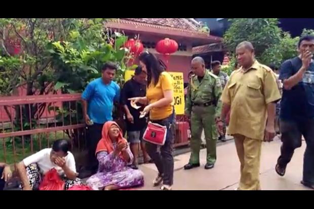 Mengais Angpao saat...