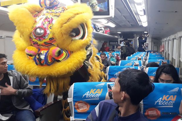 Barongsai Hibur Penumpang...