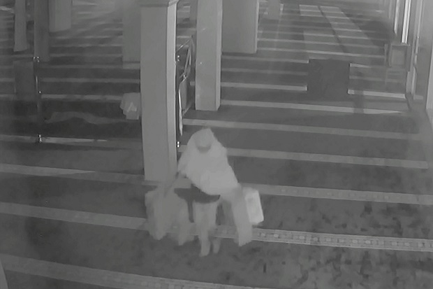 Pantau CCTV, Warga Tangkap...