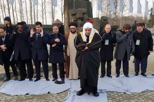 Berdoa di Kamp Auschwitz,...