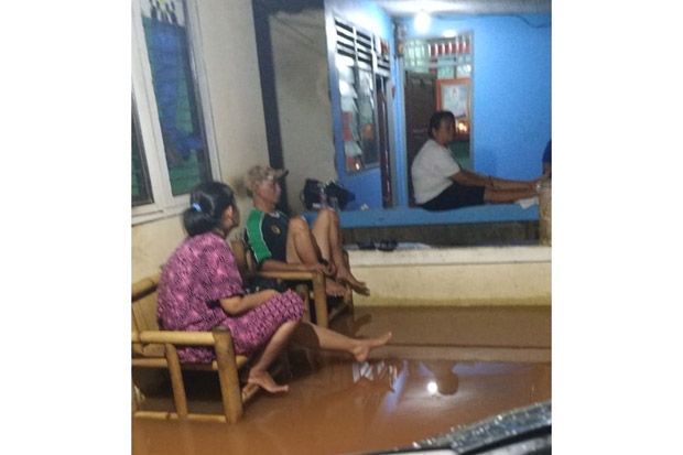 Diguyur Hujan, Rumah...