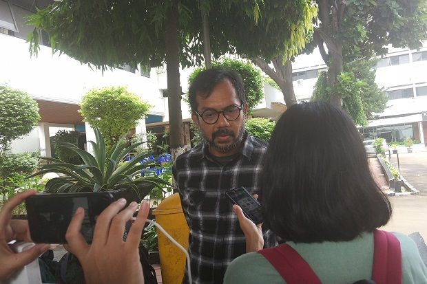 Haris Azhar Pertanyakan...
