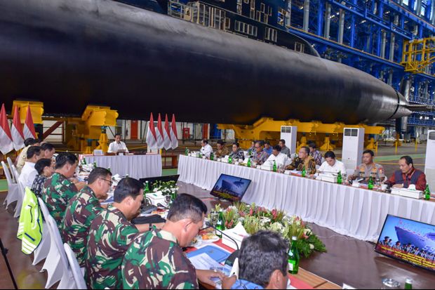 Jokowi Pimpin Rapat...