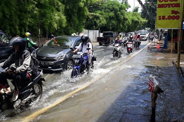 Tak Ada Hujan, Jalan...