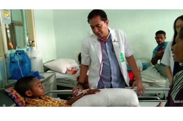3 Dokter dan 2 Perawat...