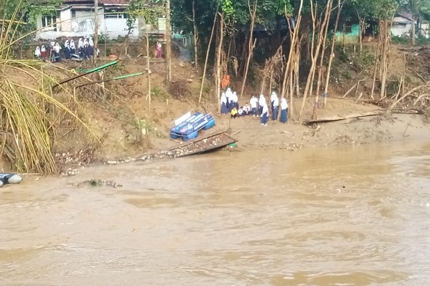 Jembatan Sementara Tergerus...