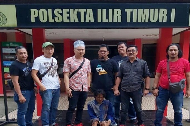 Melawan, Pencuri Spesialis...