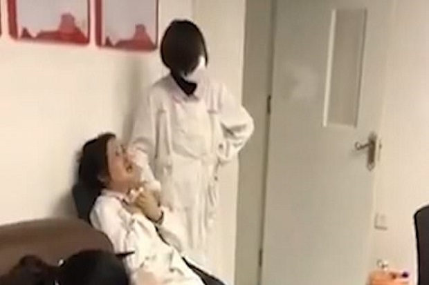 Dokter di Wuhan Stres...
