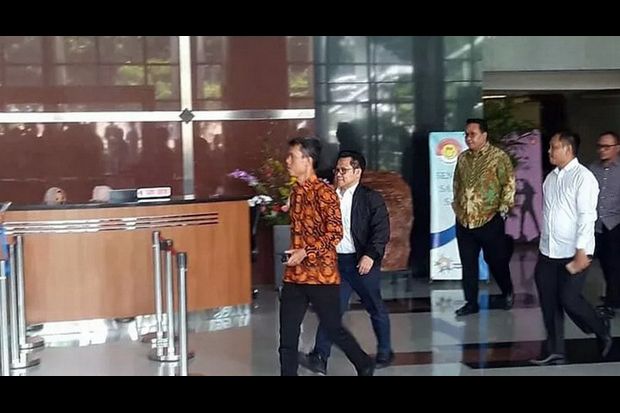 Dikawal Dua Eks Menteri,...