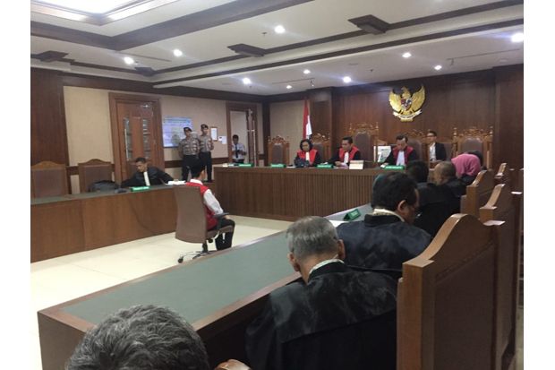 Dituntut 4 Bulan Penjara,...