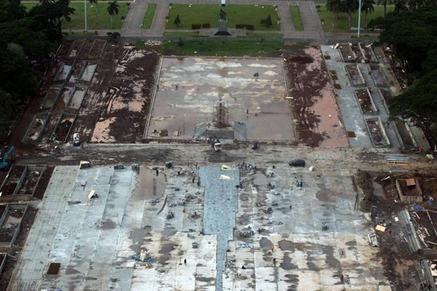 Revitalisasi Monas Ditunda,...