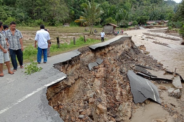 Banjir Setinggi 2,5...