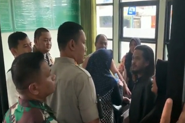 Mengamuk di Warung Kopi,...