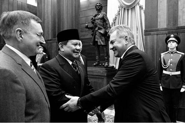 Prabowo Posting Foto...