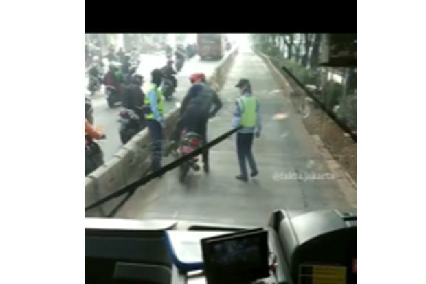 Transjakarta Akan Laporkan...