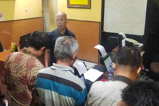 Pungut Iuran Rp1,5 Juta,...