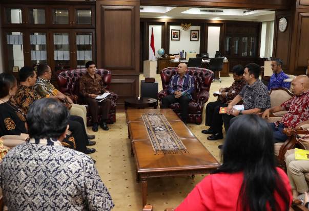 Menkop Teten Dorong...