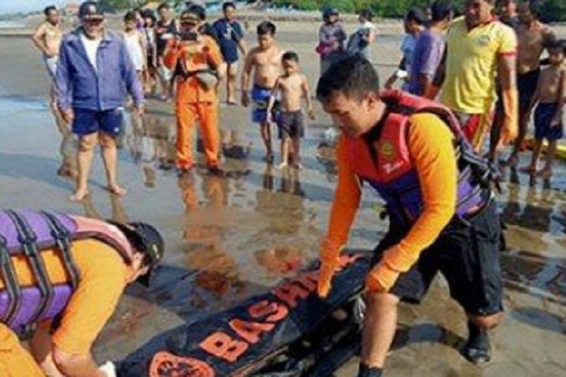 Berenang di Pantai Berawa...