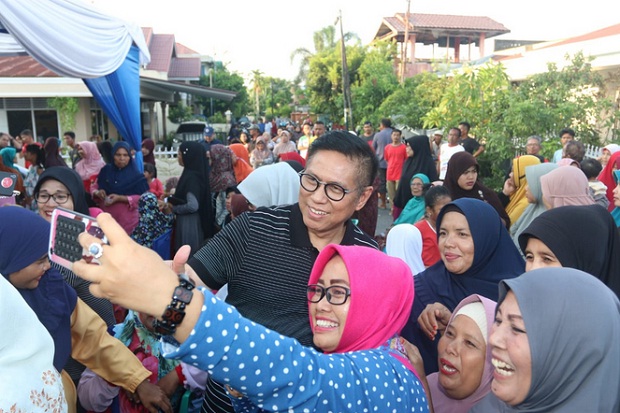 Datangi Padang Timur,...