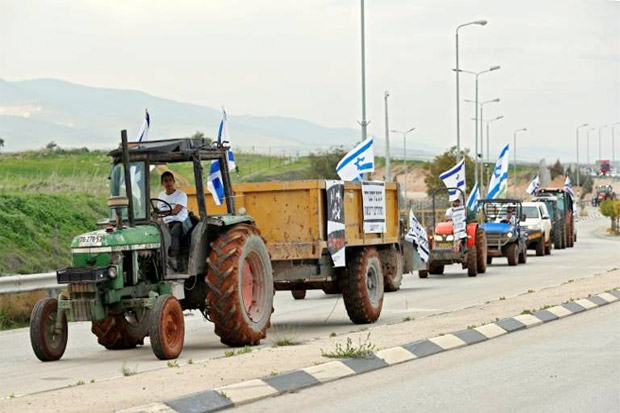 Gunakan Traktor, Pemukim...