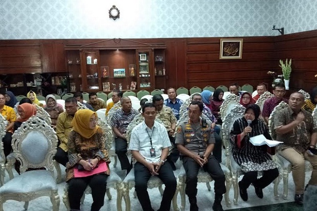 Wali Kota Surabaya Tri...