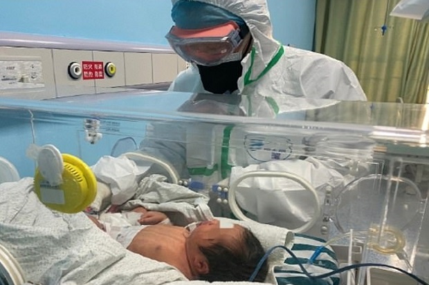 Bayi di Wuhan Positif...