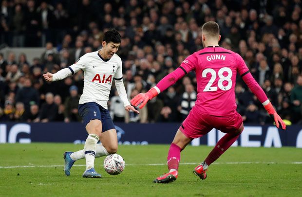 Tottenham Lolos, Ini...