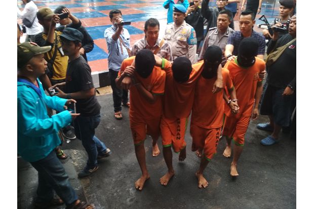 Ikut Komplotan Perampok...