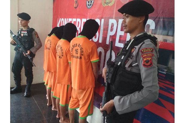 4 Pelaku Penambangan...