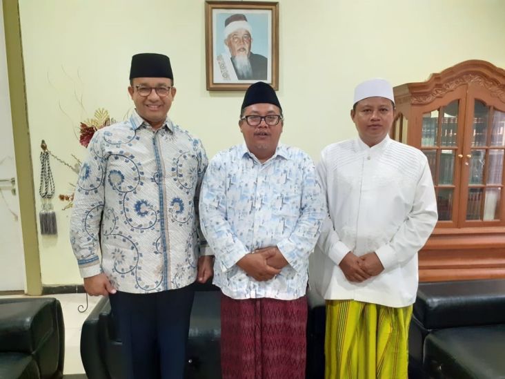 Anies Bagi-bagi Sarung...