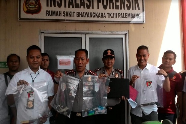 Melawan Pakai Pistol,...
