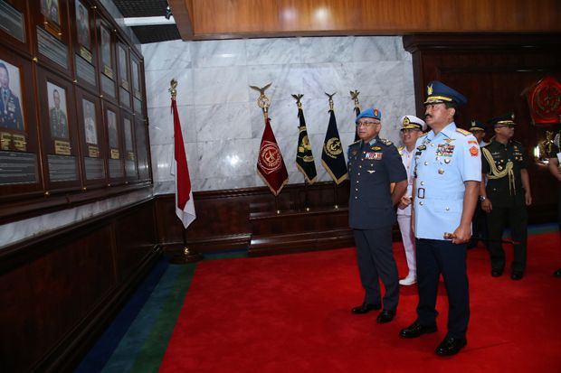 Panglima TNI Terima...