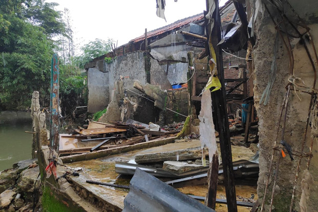 Rumah Roboh Diterjang...