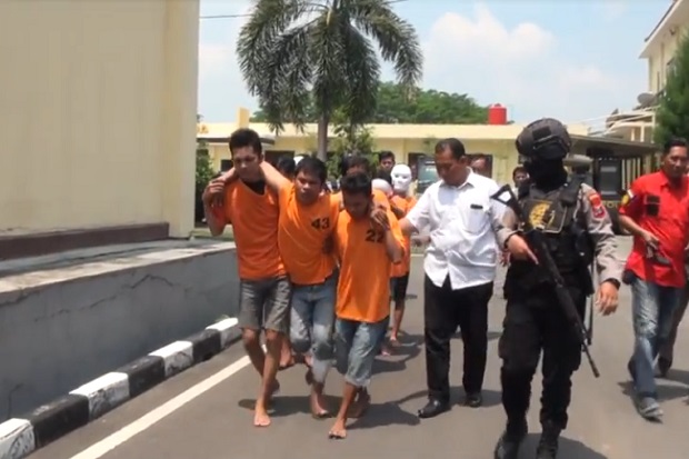 Terekam CCTV saat Beraksi,...