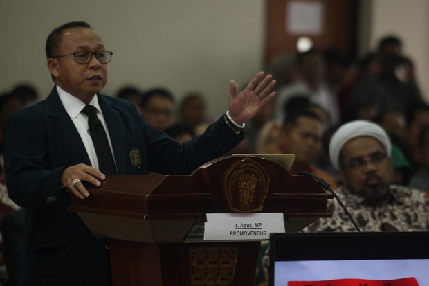 Bupati Pasang Kayu Raih...